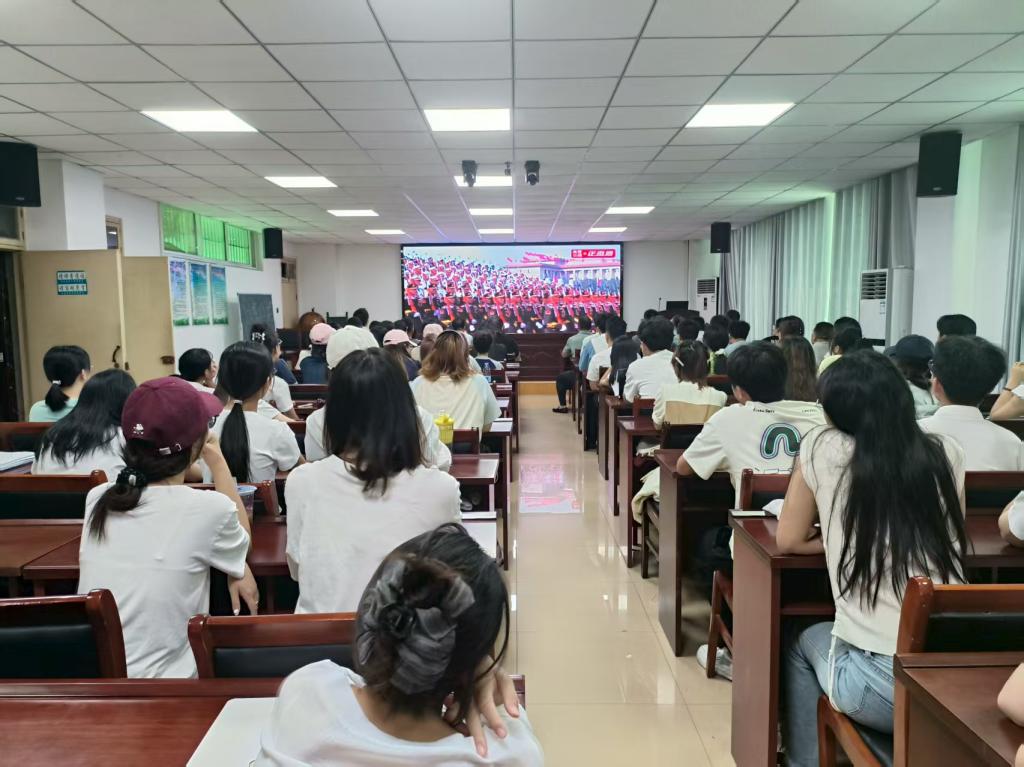 太阳集团tyc234cc组织师生集中观看中国人民抗日战争暨世界反法西斯战争胜利80周年阅兵式